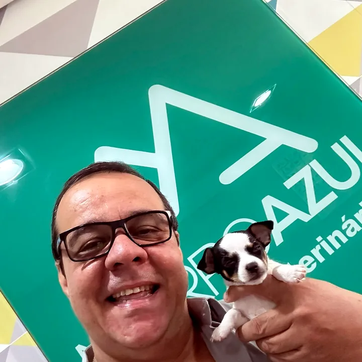 Dr. Emerson sorrindo com um pet